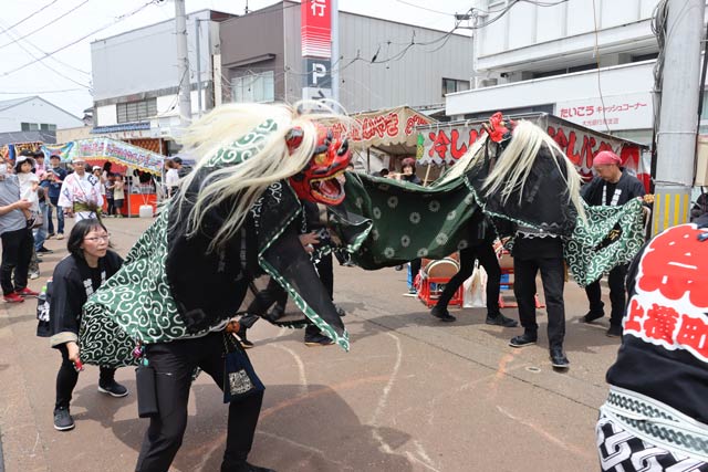 上横町神楽保存会による獅子舞パフォーマンス