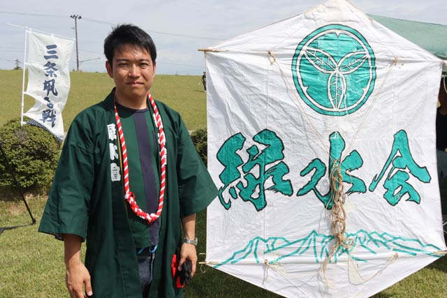 新組「緑水会」の前橋商工会議所青年部・石川将平副委員長と看板凧