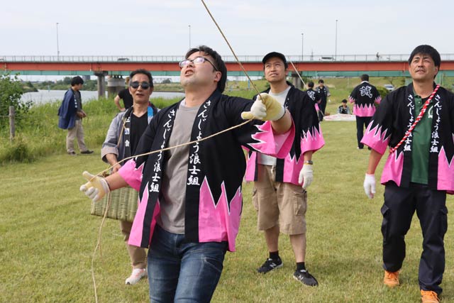 技術伝承講習会で凧揚げを練習する「さんじょう浪士組」