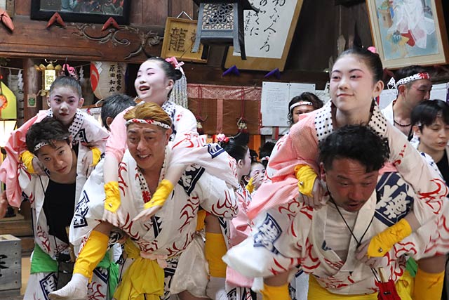 戸隠神社春季例大祭の舞い込みと還御祭