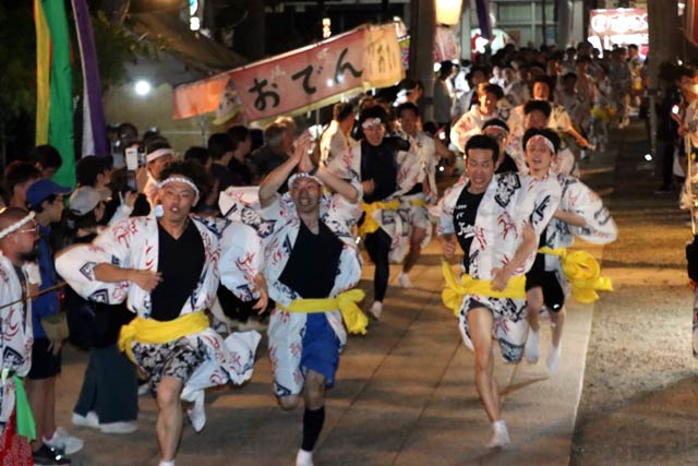 横町万灯保存会の舞い込み