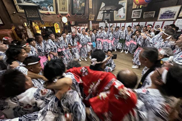 戸隠神社春季例大祭の舞い込みと還御祭