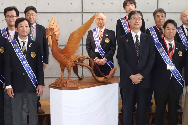 最前列左から町田会長、フェニックス像、鈴木市長、制作者の沖野さん
