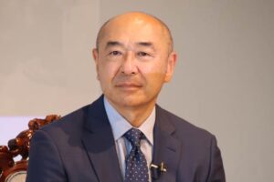 昨年8月の三条市図書館等複合施設「まちやま」1周年記念トークショーに出演したときの高橋克実さん
