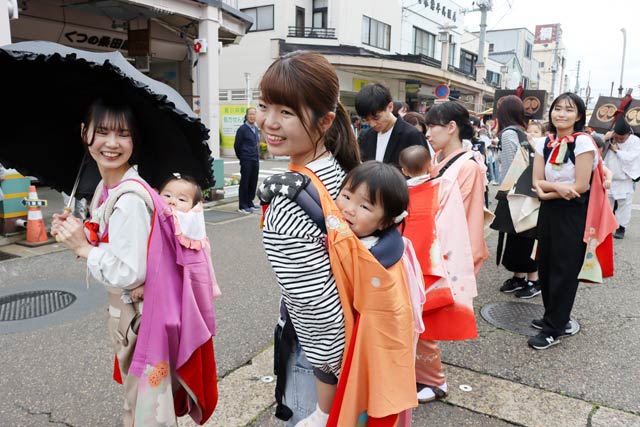 「乳母祭り」とも呼ばれる加茂祭りの御神幸で赤ちゃんをおんぶするお母さん