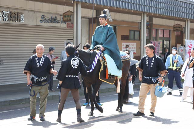 亡き古川洸宮司に皮ってウマにまたがる古川修権禰宜