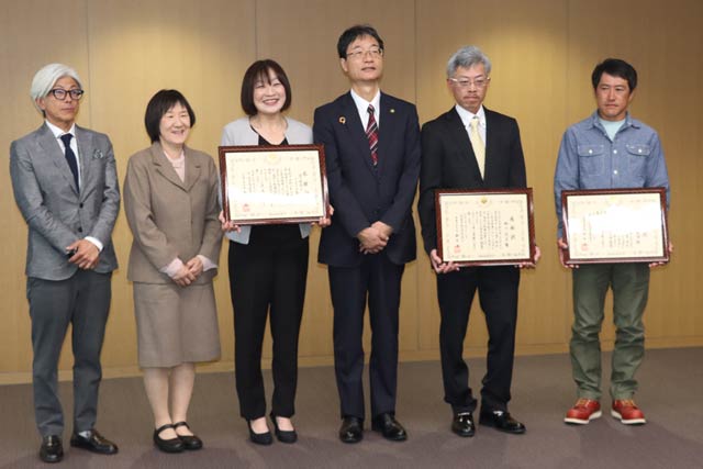 左から「てまりの湯」の水野支配人ら3人の職員、鈴木市長、柳川さん、五十嵐さん