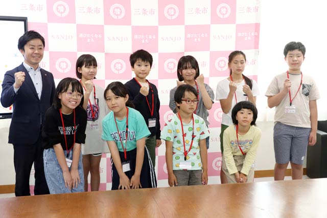 子ども記者の任命状交付式で記念写真