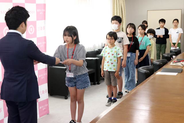 滝沢市長から子ども記者に任命状を交付