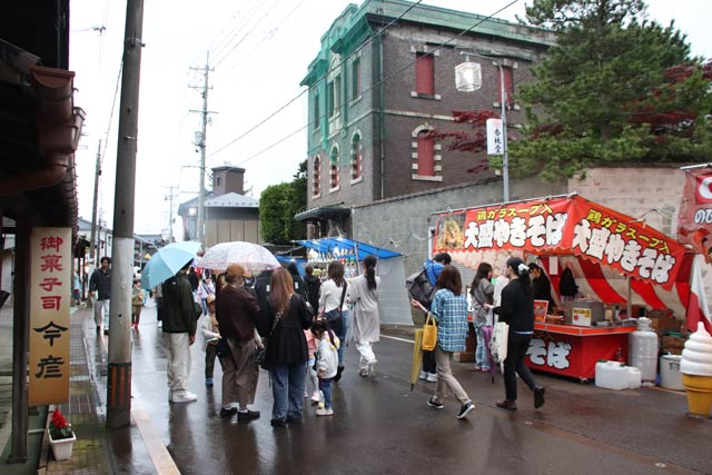 雨の吉田天満宮の露店