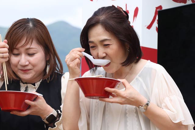 国定ラーメンを味わう生稲氏