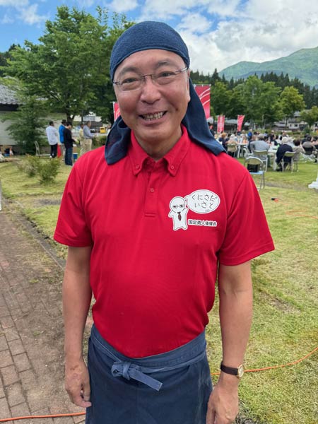 国定ラーメンを完成させてご機嫌の国定氏