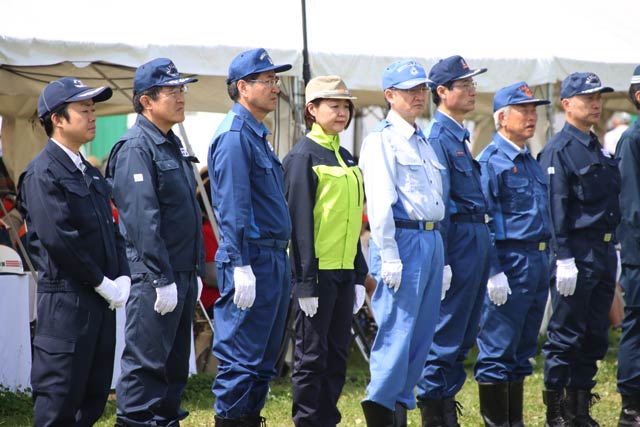 信濃川下流の市長ら