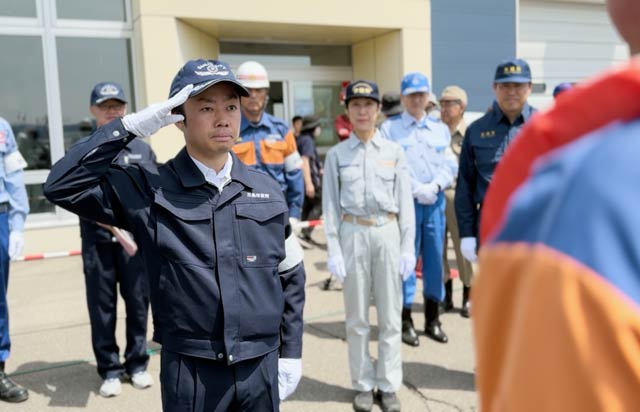 三条市消防団を激励する滝沢亮三条市長