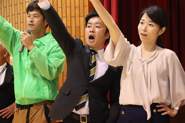 がんばろうコールで中央の滝沢氏の向かって右隣は妻、佳代さん