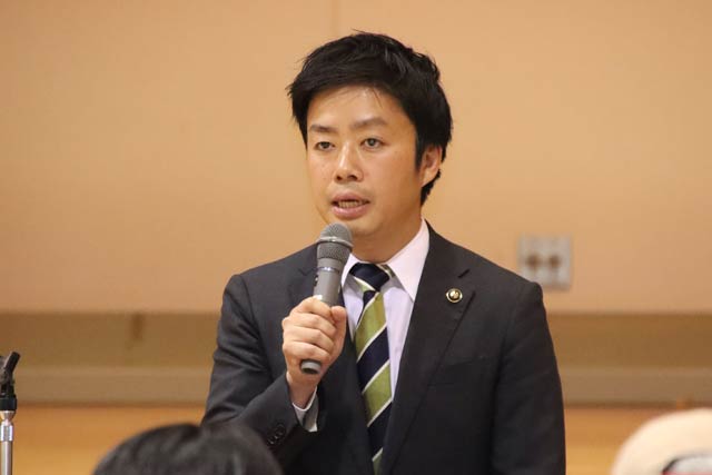 市政報告を行う滝沢氏