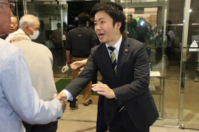 来場者を送る滝沢氏