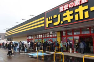 午前9時オープンで行列して待っていた人たちが続々と入店
