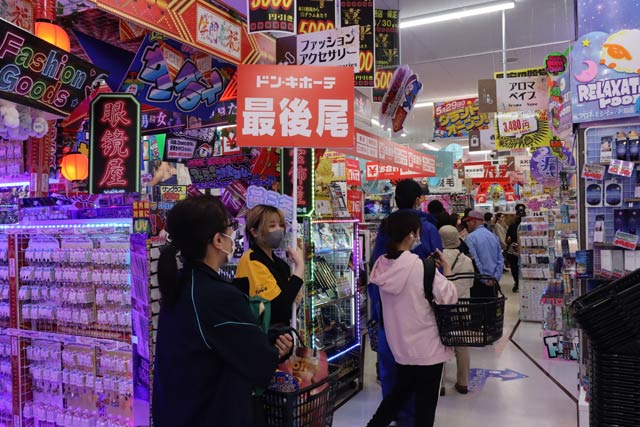 店内を1周しそうなほど長くのびたレジ待ちの行列