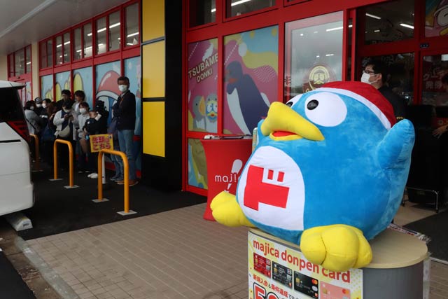 入場制限で入店待ちの行列