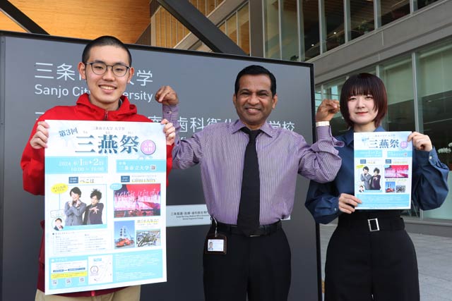 左から三燕祭実行委員長の遠藤さん、シャハリアル学長、実行員会広報の對馬さん