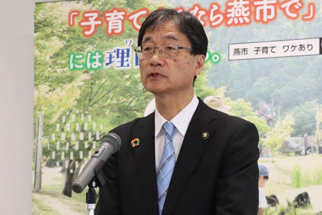 定例記者会見を行う鈴木燕市長