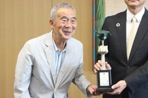 燕市PR大使のマラソンのオリンピアン宇佐美彰朗さんがトロフィーなど25点を燕市に寄付