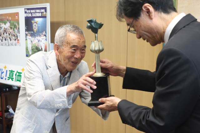 メキシコ五輪の出場を決めた1968年毎日マラソンの優勝トロフィーを鈴木市長に手渡す宇佐美さん