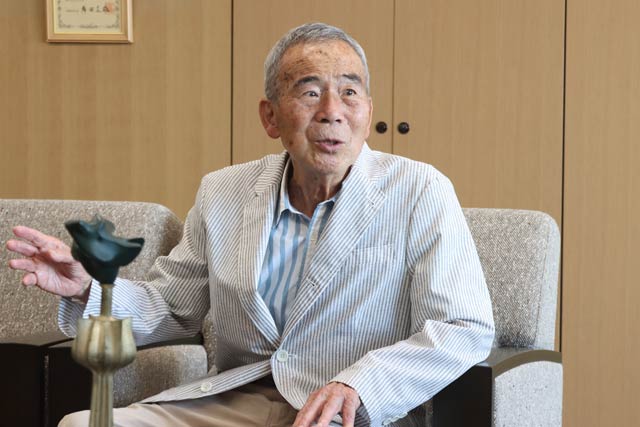 鈴木市長と歓談する宇佐美さん