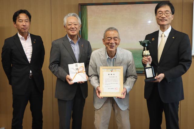 左から小林教育長、南波副市長、宇佐美さん、鈴木市長