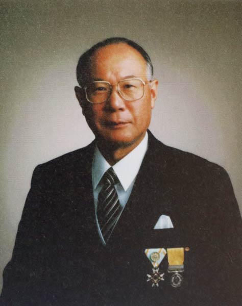 1997年（平成9）に勲四等瑞宝章を受章したときの青柳さん
