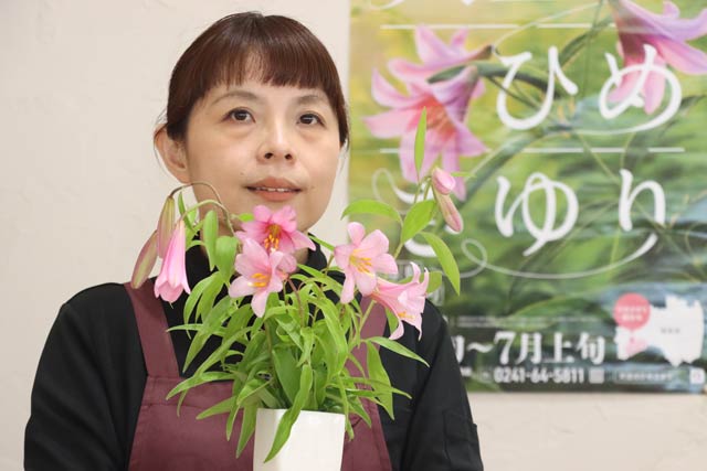 農家レストラン「悟空」で渡辺駅長と展示している南会津町のヒメサユリ、南会津町の「ひめさゆり祭」のポスター