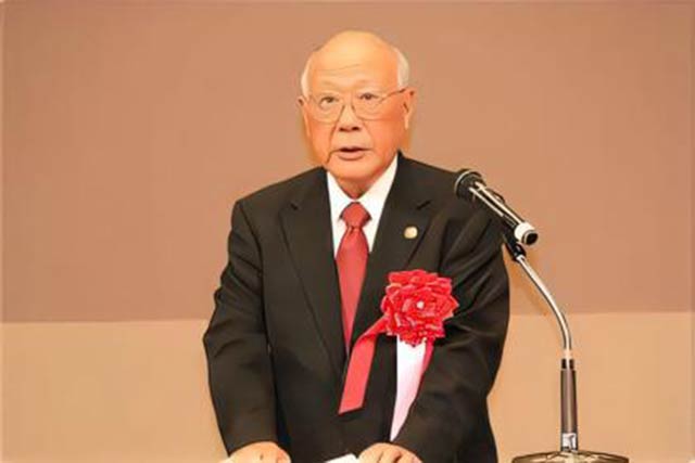 2011年1月22日の日本金属洋食器工業組合主催金属洋食器製造100周年記念式典で理事長として特別講演を行う青柳さん