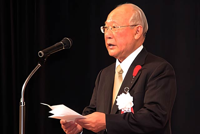 2011年11月22日の燕市社会福祉協議会法人合併5周年福祉大会で会長としてあいさつする青柳さん