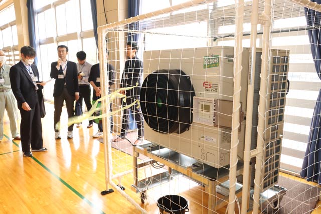 吉田中学校で移動式エアコンのデモンストレーション