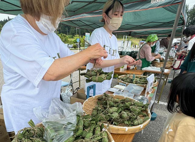 「道の駅 漢学の里 しただ」で開かれた「ごんぼっ葉笹団子祭り」