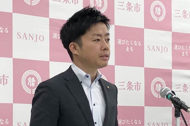 定例記者会見を行う滝沢市長