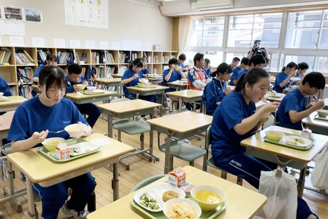 アルビレックス新潟応援給食を食べる燕中学校3年生のクラス