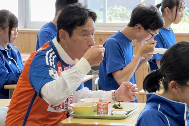 生徒と一緒にアルビレックス新潟応援給食を食べる小林教育長