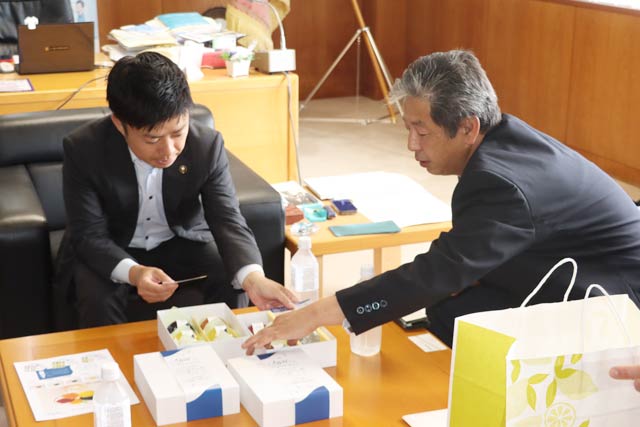 滝沢市長と駒形剛士企画開発マネージャー