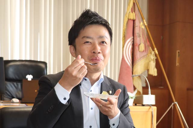 試食する滝沢市長