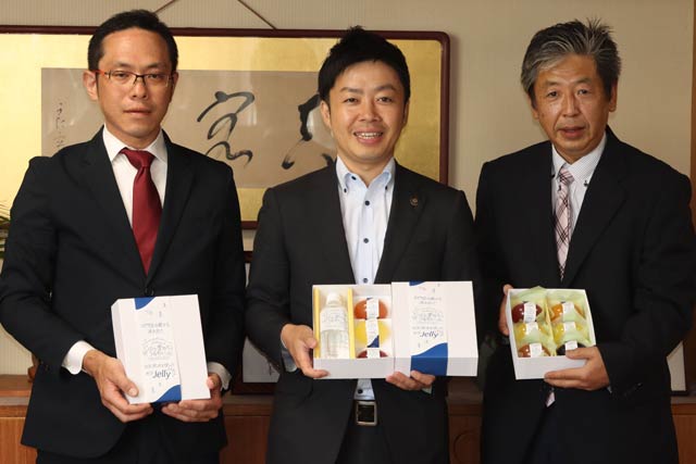 左から鈴木孝政製造部長、滝沢市長、駒形企画開発マネージャー