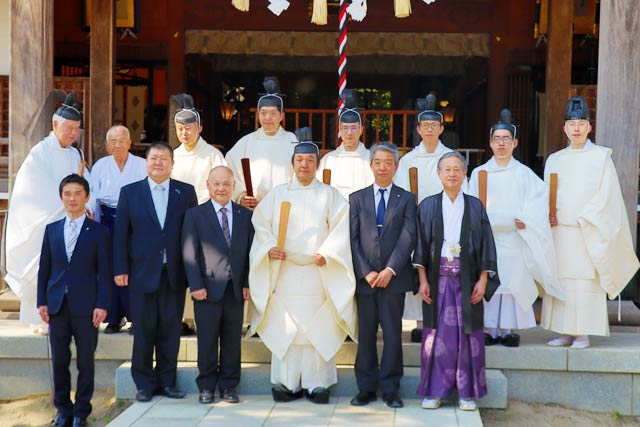 自然災害鎮静祈願祭に参列者と記念写真