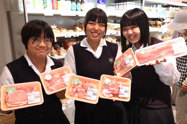 「道の駅たがみ」で県「加茂農林高校ポーク」の売り子役を務めた生産技術科動物コースの生徒