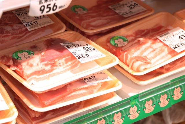 冷蔵ショーケースに並ぶ加茂農林高校ポーク