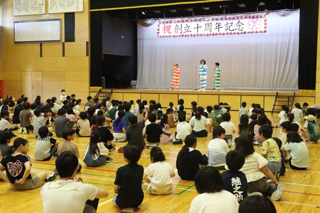 ビックスモールンが嵐南小学校創立10周年記念公演に