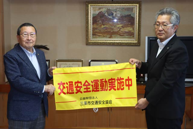 三条市交通安全協会から越後交通株式会社三条営業所に寄付したバスマスクと加藤会長(左)と安田所長