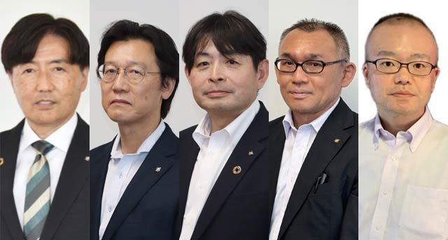 現在の職名で左から遠藤一真総務部長、杉本俊哉企画財政部長、石田進一総務課長兼選挙管理委員会事務局長、本間聖規地域振興課長、楡井弘人産業振興部商工振興課課長補佐