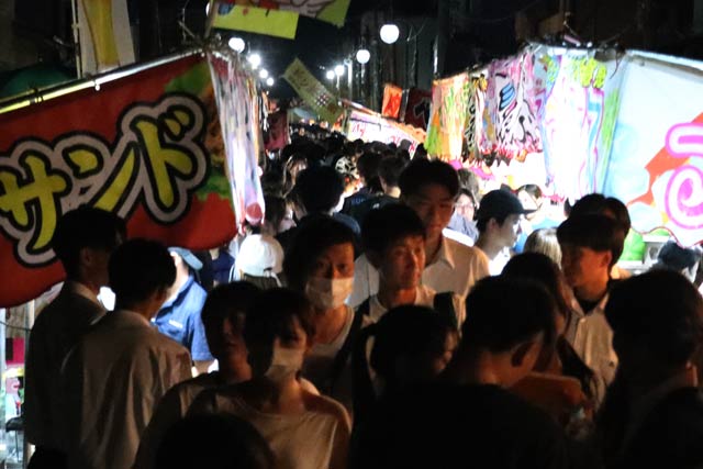 にぎわう露店