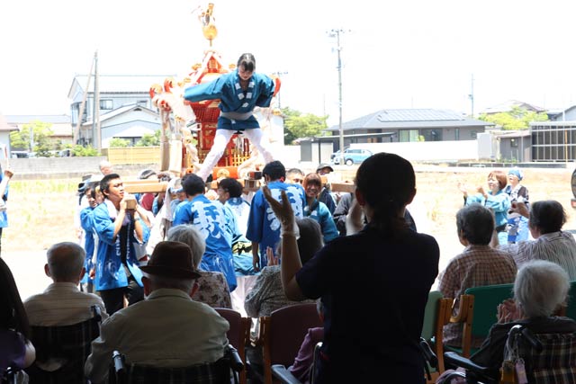 「あいこう燕」でみこしとよさこいソーラン踊り